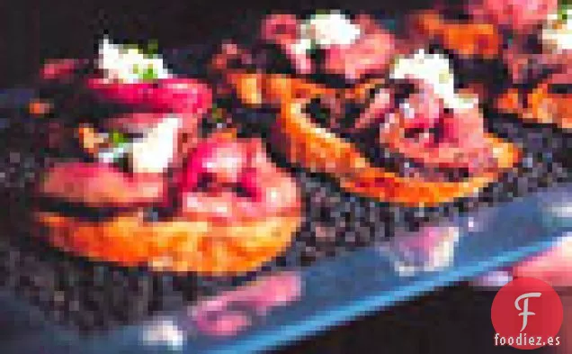 Bistec con Costra de Pimienta con Crema de Rábano Picante sobre Crostini de Ajo a la Parrilla