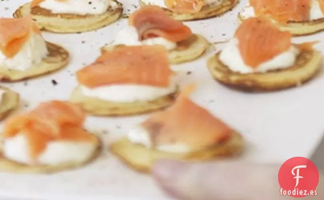 Blinis De Salmón Ahumado Con Crema Fresca y Rábano Picante
