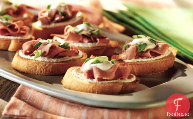 Bocados de Carne de Res con Salsa Cremosa de Rábano Picante