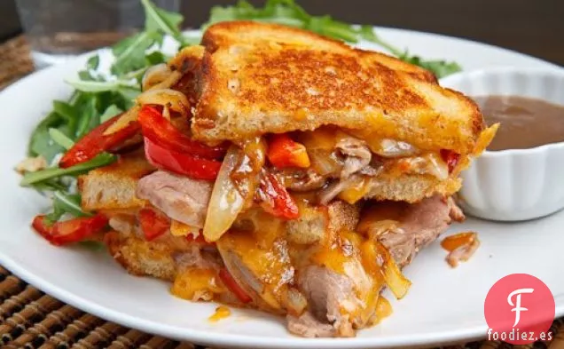 Sándwich de Queso Asado de Carne Asada con Cebolla Caramelizada, Pimientos y Rábano Picante