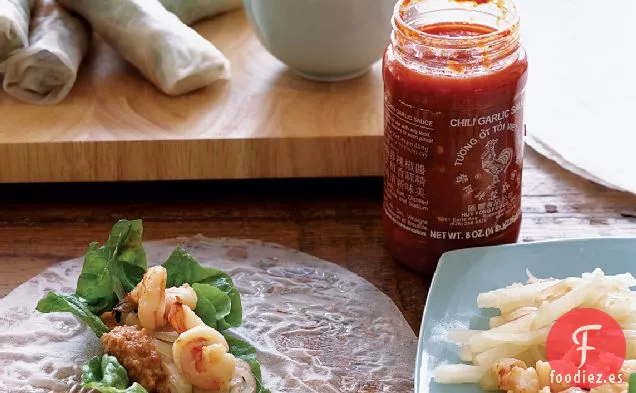 Rollos de Camarones y Jícama con Salsa de Chile y Maní