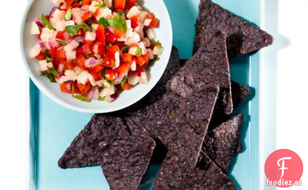 Salsa Crujiente De Jícama Con Chips De Maíz Azules