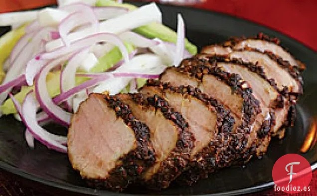 Solomillo De Cerdo Yucatán Con Ensalada De Jícama, Aguacate y Cebolla Roja