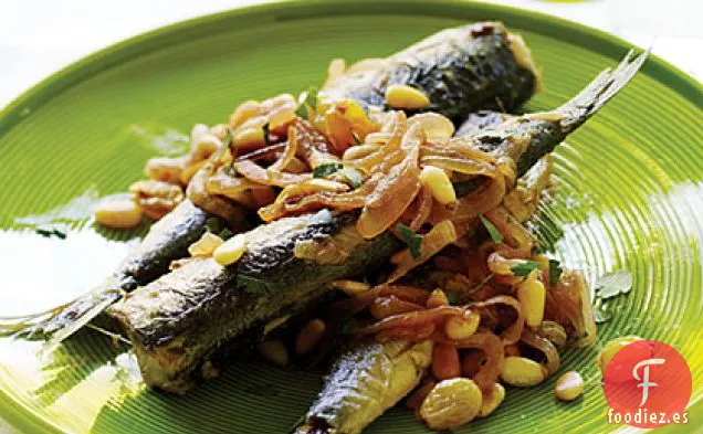 Sardinas Fritas con Cebolla Agridulce, Piñones y Pasas