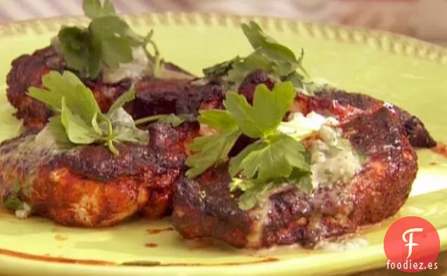 Pechugas de Pollo Cortadas a la Parrilla al Estilo Búfalo con Salsa de Queso Azul y Ensalada de Jícama y Sandía