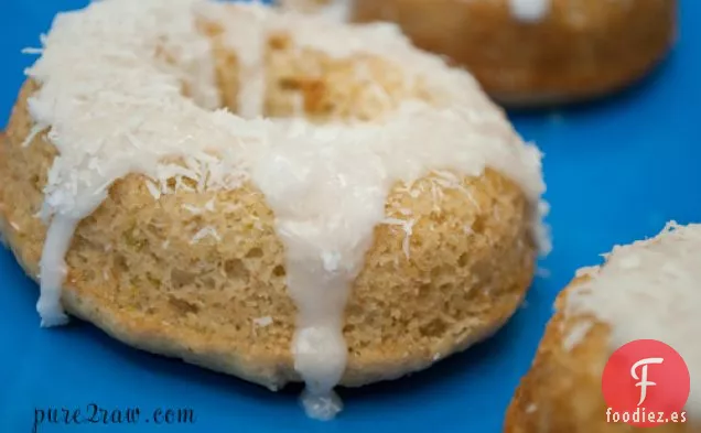Donut de pastel horneado con lima de coco (sin gluten, vegano, sin soja)