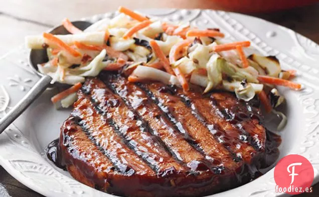 Chuletas de Cerdo Ahumadas a la Barbacoa con Ensalada Mixta de Jícama