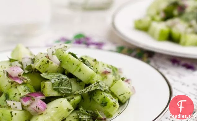 Ensalada Refrescante De Pepino Con Aderezo Cremoso De Menta