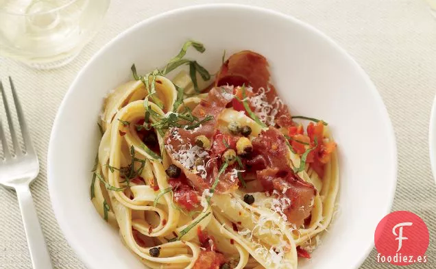 Fettuccine con Tomates y Alcaparras Crujientes