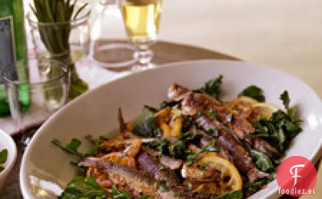 Sardinas A La Parrilla Sobre Rúcula De Bebé Marchita