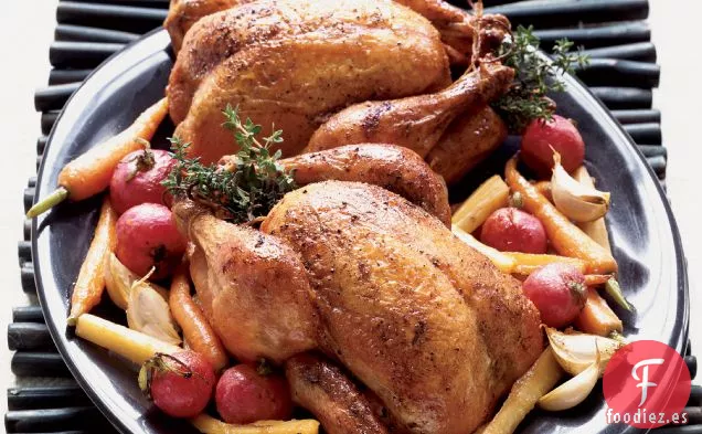 Pollos de Patas Azules Asados con Chirivías y Zanahorias Glaseadas