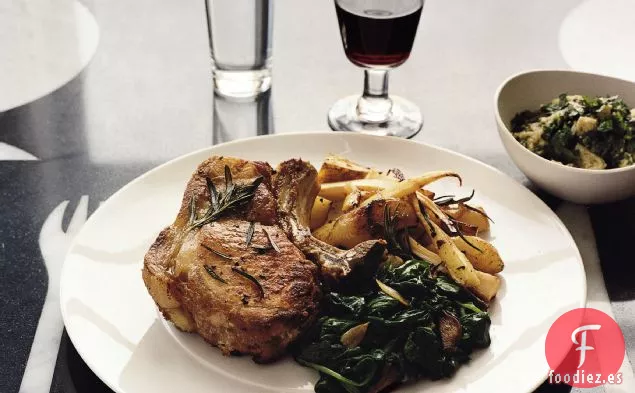Chuletas de Cerdo con Chirivías Asadas, Peras y Patatas