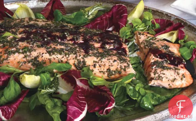 Lado De Salmón Frotado Con Romero Con Patatas Asadas, Chirivías
