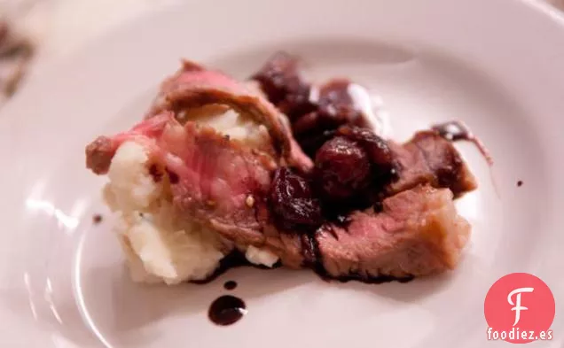 Filete de Costilla con Salsa de Vino Tinto de Uva Asada y Chirivías Cremosas y Papas