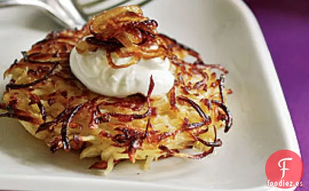 Tortitas De Chirivía Con Cebolla Caramelizada y Crema Agria