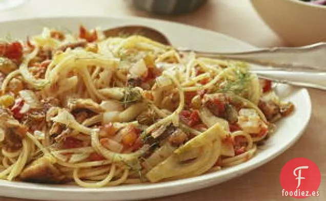 Espaguetis Con Salsa De Sardina e hinojo Y Ensalada De Espinacas