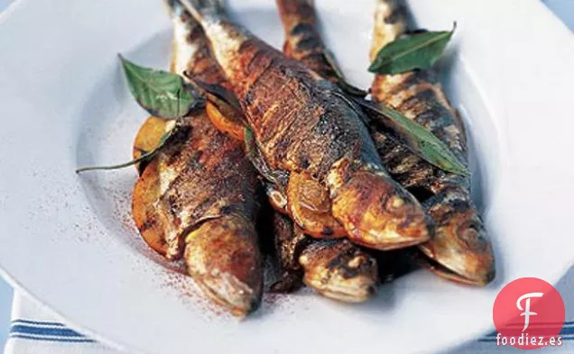 Sardinas Rellenas De Rodajas De Naranja Y Hojas De Laurel