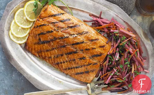 Salmón a la Parrilla con Chirivías y Zanahorias Glaseadas con Miel