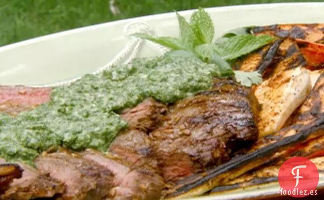 Bistec a la Parrilla con Mojo de Menta y Cilantro y Zanahorias y Chirivías a la Parrilla