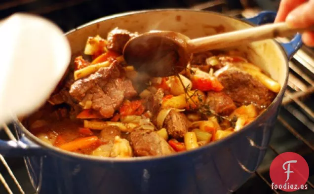 Estofado De Ternera Estofado Al Horno Con Zanahoria, Chirivía Y Col Rizada Con Lancinato