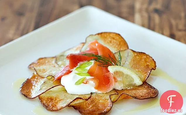 Platos De Patata Con Salmón Ahumado Y Crema Fresca