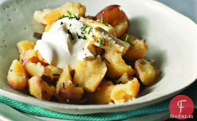 Patatas Nuevas Trituradas con Crema Fresca y Cilantro Agrietado