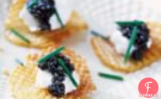 Patatas Gaufrette Con Caviar Y Crema Fresca