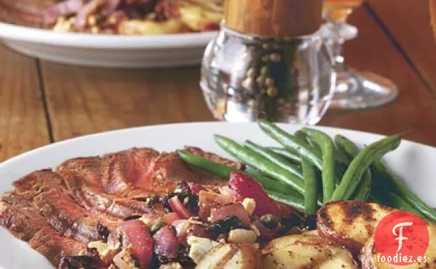 Carne a la Parrilla y Patatas Con Salsa De Cebolla Roja