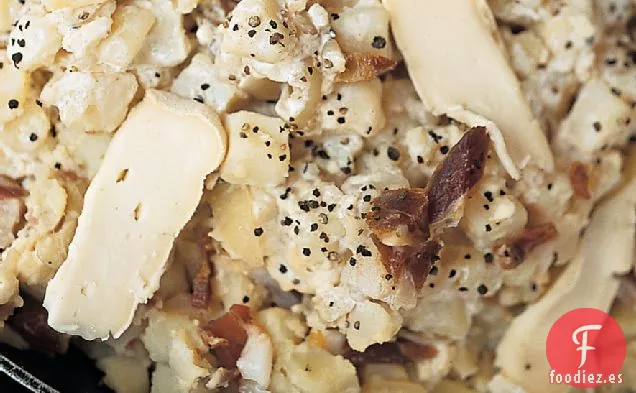Patatas Calientes con Cebolla, Tocino y Queso