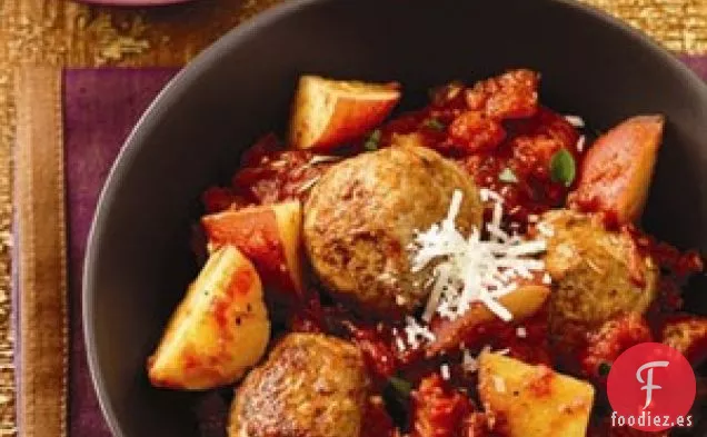 Albóndigas Y Papas Picantes En Sartén