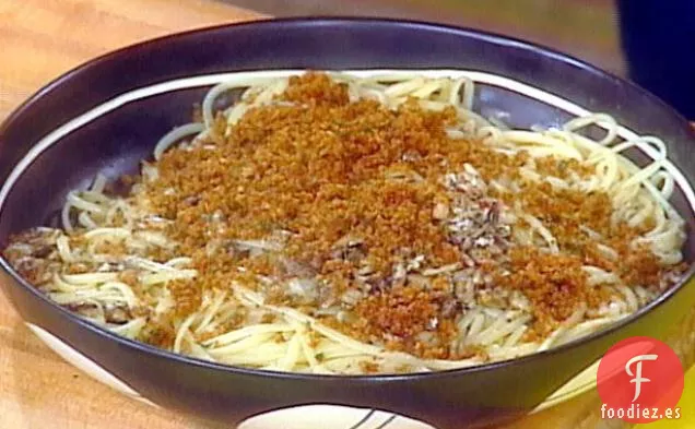 Pasta de Sardina de Estilo Siciliano con Migas de Pan