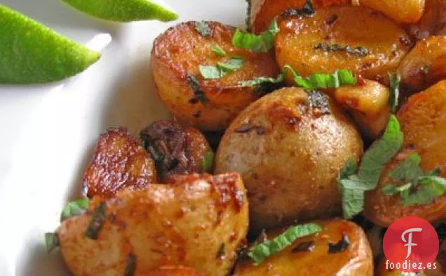 Patatas Nuevas Con Ajo Y Hierba De Limón Y Menta