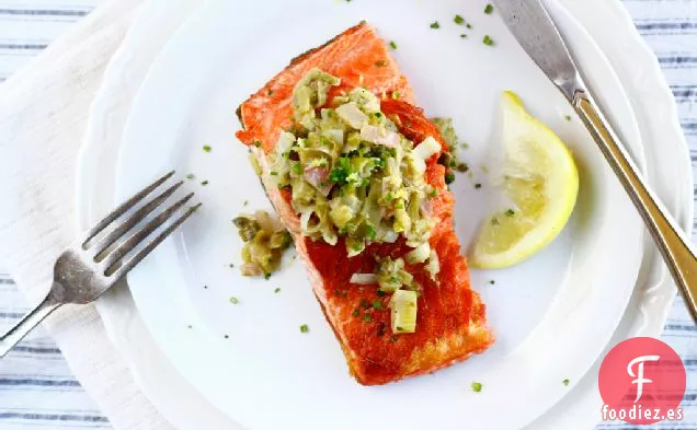 Salmón A La Brasa Con Chalota + Salsa De Cebolla Verde