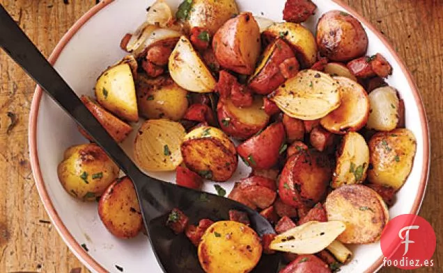 Patatas Nuevas con Cebolla y Salchicha Picante