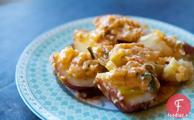 Patatas Nuevas Con Queso Y Tomates
