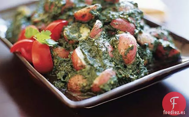 Patatas Nuevas con Especias de Cilantro en Salsa de Espinacas
