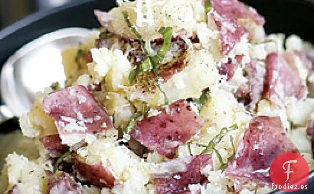 Patatas Rojas Trituradas Con Albahaca Y Parmesano