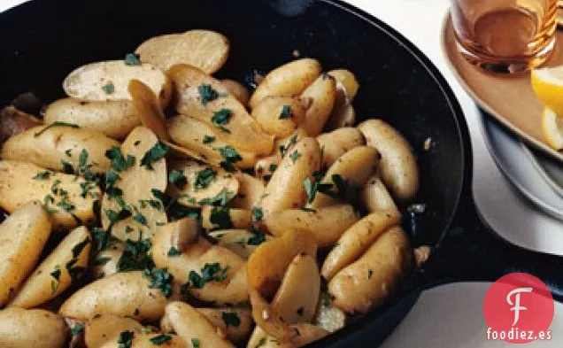 Patatas en Sartén con Aceitunas y Limón