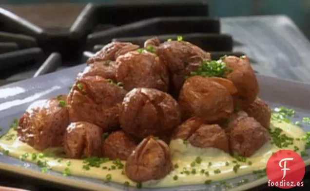 Patatas Nuevas Crujientes Cocidas dos Veces con Alioli de Ajo