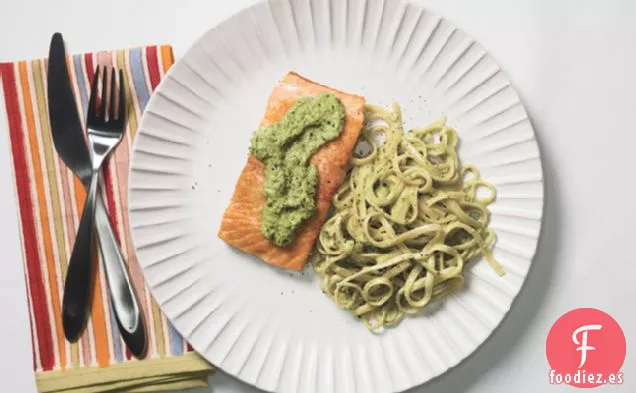 Salmón Braseado Con Linguini Y Pesto De Rampa