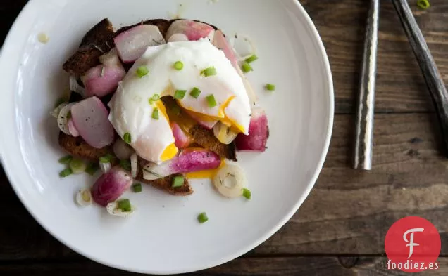 Rábanos Con Mantequilla Y Huevo Escalfado