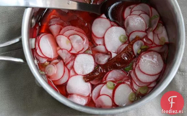 Rábanos picantes en escabeche rápido