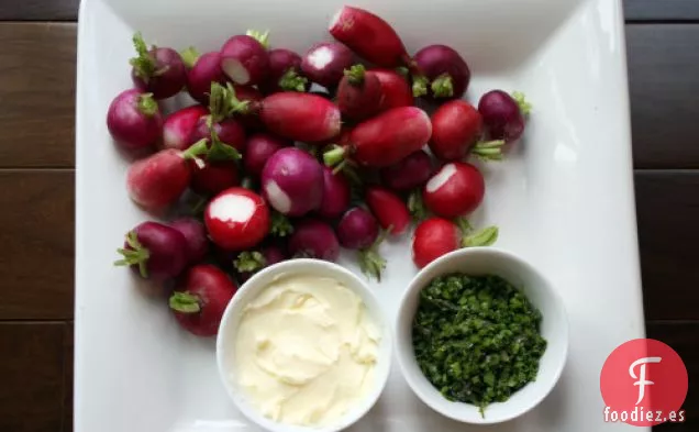 Rábanos Con Mantequilla Dulce Y Sal De Cebollino Y Salvia