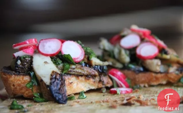 Champiñones Y Rábanos A La Parrilla En Tostadas