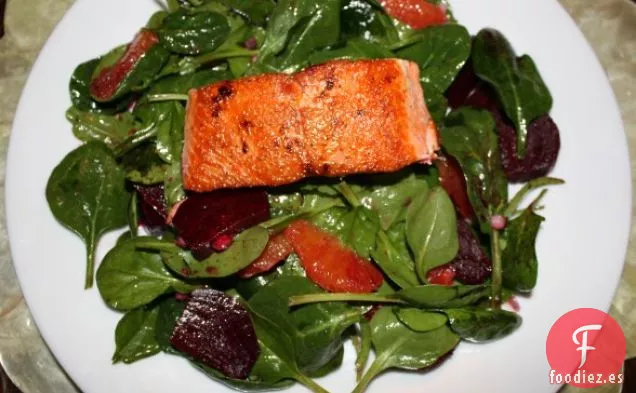 salmón salvaje chamuscado con ensalada de remolacha, naranja sanguina y espinacas