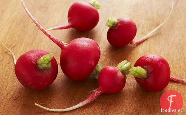 Lechuga Boston y Rábanos con Aderezo de alcaparras Dijon