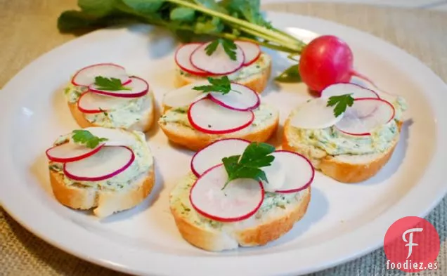 Crostinis De Rábano Y Queso De Hierbas Francesas