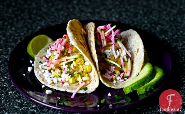 Tacos De Maíz Carbonizados Con Repollo De Rábano y Calabacín