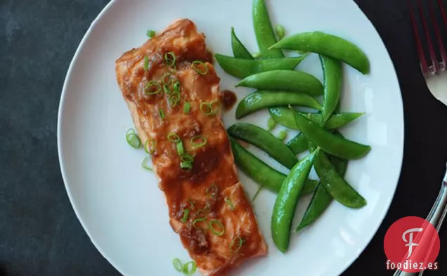 Salmón Asado Con Glaseado De Miso Y Guisantes Con Azúcar