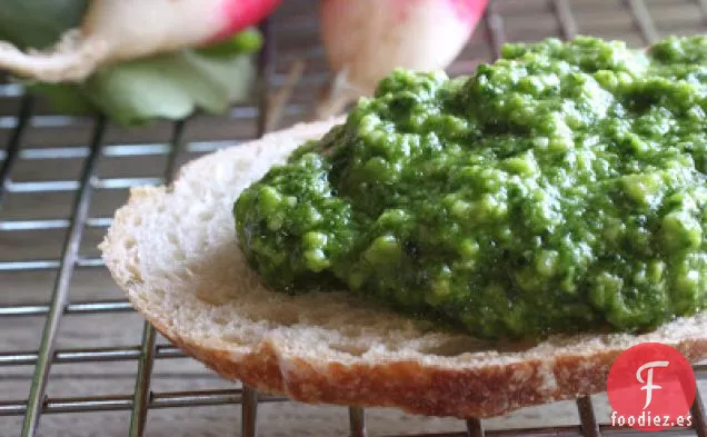 Pesto De Hojas De Rábano Con Ajo Verde Y Semillas De Calabaza